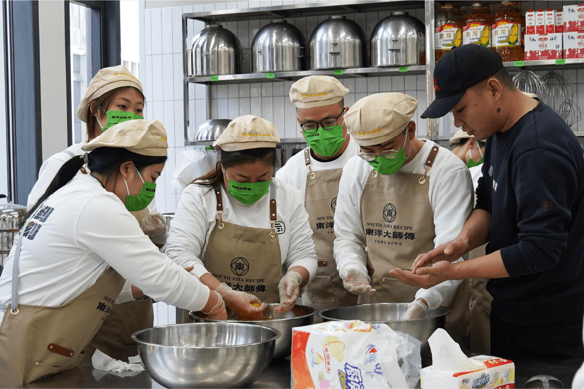 不止“现烤”：揭秘南洋大师傅古早味蛋糕持久绵软的五大工艺密钥(图1)